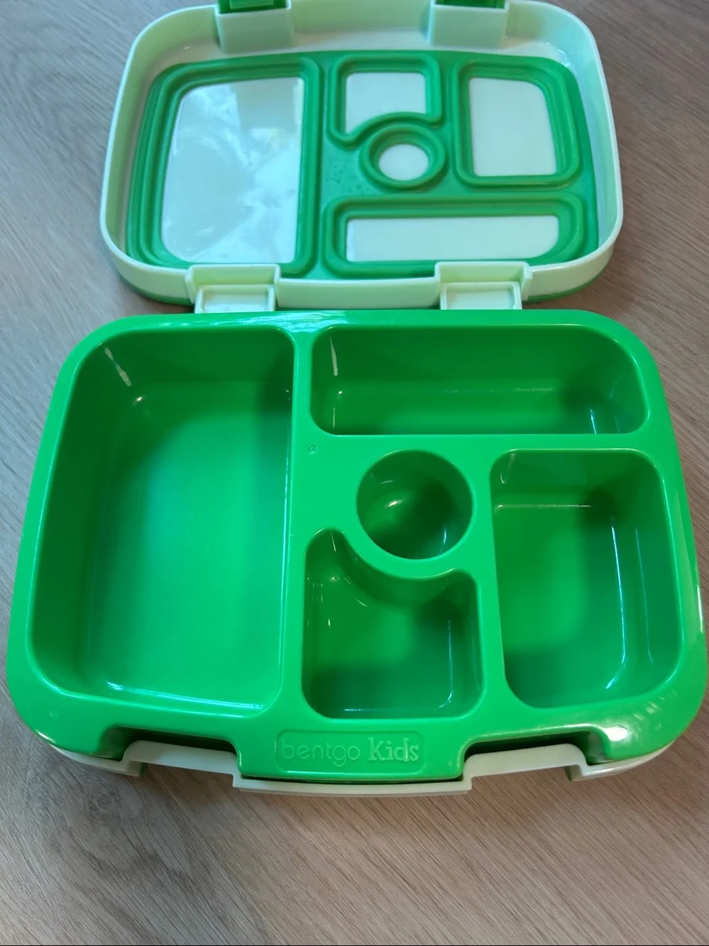 Bentgo-Style Kids Lunchbox Tray 5 Compartment Green plus FREE food picks